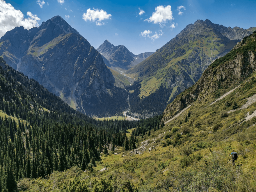 Neznačená a relativně neznámá trasa Ak-Suu Traverse, Kyrgyzstán