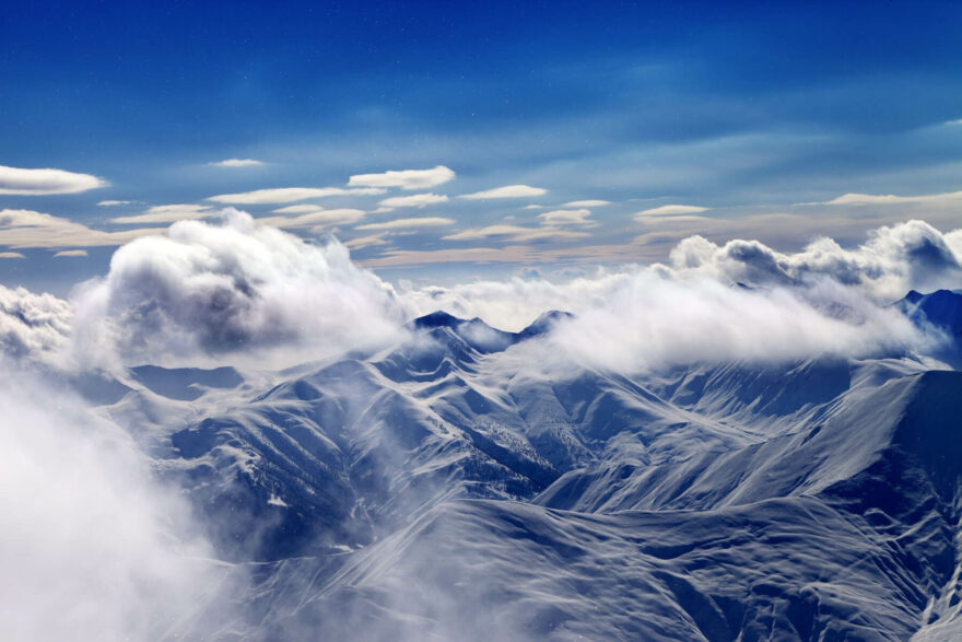 Svahy Kavkazu nabízí různorodé terény pro skialpinismus.