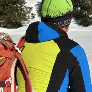 Prodyšný materiál na zádech bundy výborně odvádí pot