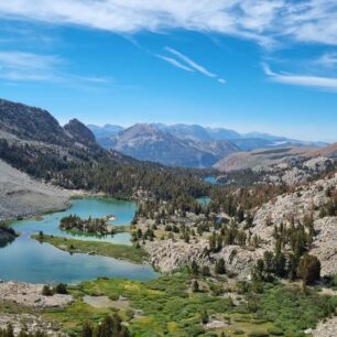 John Muir Trail vám každý den nabídne úchvatné výhledy na ledovcová jezera