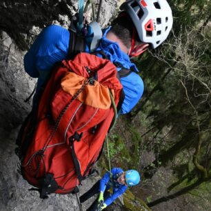 Deset tipů pro bezpečné lezení via ferrat - lano a jedna karabina HMS pro strýčka příhodu