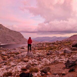 John Muir Trail z jihu na sever: Západ slunce po nejhorší bouřce na trailu