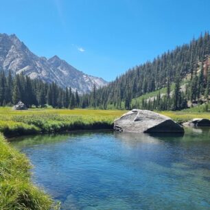 John Muir Trail vám každý den nabídne úchvatné výhledy na ledovcová jezera