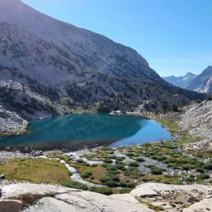 John Muir Trail vám každý den nabídne úchvatné výhledy na ledovcová jezera