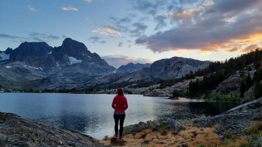 John Muir Trail vám každý den nabídne úchvatné výhledy na ledovcová jezera