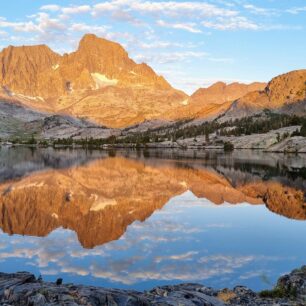 John Muir Trail vám každý den nabídne úchvatné výhledy na ledovcová jezera