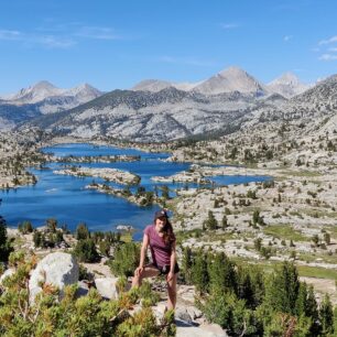 John Muir Trail vám každý den nabídne úchvatné výhledy na ledovcová jezera