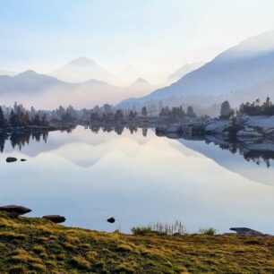 John Muir Trail: I požáry mohou být na trailu problém. Já jsem měla obrovské štěstí, že to tentokrát bylo poměrně daleko a vykouzlilo mi to úžasné kouřové ráno.