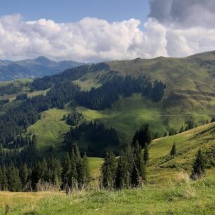 Cyklostezkou od Ehrenbachhoehe, Kitzbühelské Alpy, Rakousko.