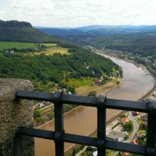 Pohled na stolovou horu Lilienstein přes řeku Labe z pevnosti Konigstein. Saské Švýcarsko.