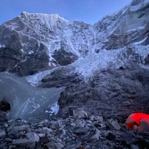 high camp Tashi Labsta sedla, kde celou noc padaly obrovské odtáté kameny