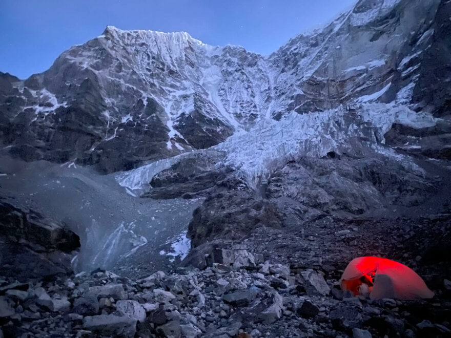 high camp Tashi Labsta sedla, kde celou noc padaly obrovské odtáté kameny