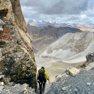 Oblast Upper Dolpa - sestupování ze sedla Gyanzen La (5.530m)