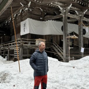 Patizon je výborná bunda pro kombinaci skialp a kultura v zasněženém Japonsku, tady u chrámů Togakushi