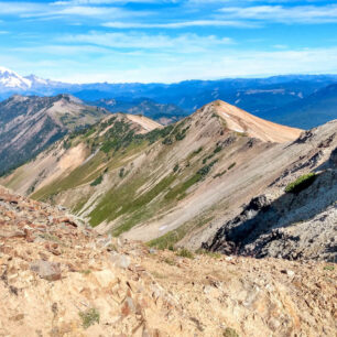 PCT Goat rocks, v pozadi Mt Rainier Washington PCT-273