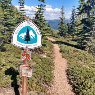 PCT značení na trailu Severní Kalifornie, USA