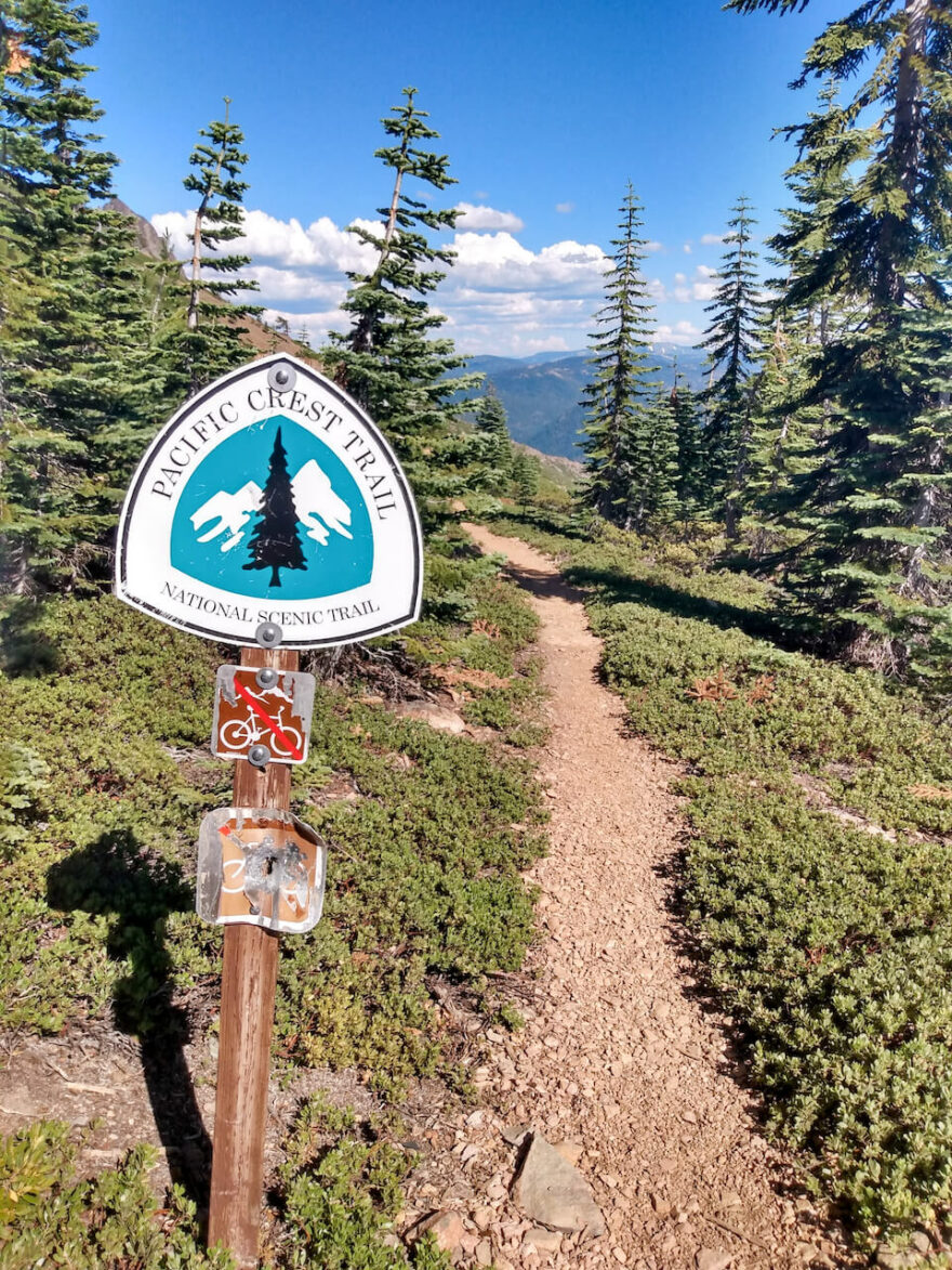 PCT značení na trailu Severní Kalifornie, USA