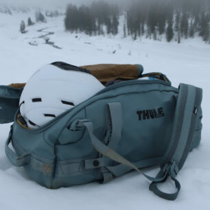 Velký vnitřní prostor 90 litrové tašky Thule Chasm pojme lyžařské boty pro mě i děti