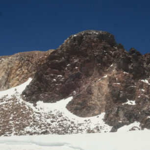 Výstup na nejvyšší aktivní sopku na světě – Ojos del Salado, vrchol Ojos del Salado, foceno z kráteru, na vrcholu stojí jeden ze členů