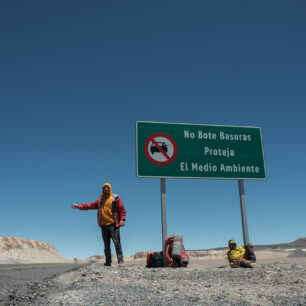 Výstup na nejvyšší aktivní sopku na světě – Ojos del Salado, stopujeme v poušti