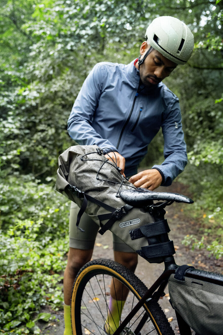 Bikepackingová podsedlová brašna Ortlieb Seat-Pack v novém zemitém odstínu Dark Sand.