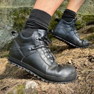 Jistý krok v rozmanitém terénu v botách Ahinsa shoes Hiker Comfort.