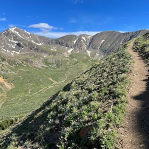 Dva velikáni. Vlevo nevyšší bod CDT Grays peak 4 352 m n.m. a vpravo oblý Mt. Edwards 4 223 m n.m.