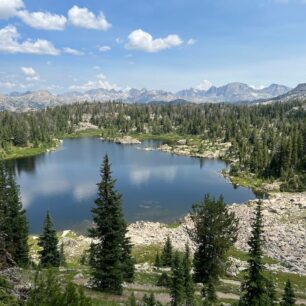 v dáli je vidět pohoří Wind river range