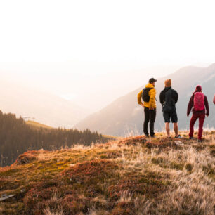 Saalbach Hinterglemm je skvělým místem pro milovníky pěší turistiky, nabízející širokou škálu tras a treků v nádherné přírodě rakouských Alp.