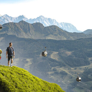 Panoramatické hřebenovky je možné v Saalbach Hinterglemm podnikat s podporou lanovek.