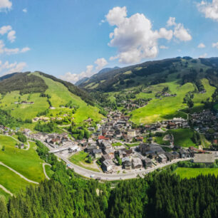 Poklidné horské údolí Hinterglemm se zařezává do svahů Kitzbühlerských Alp západně od Zell am See.