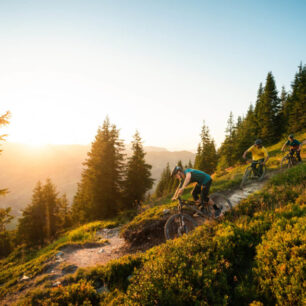 Saalbach Hinterglemm nabízí 80 km trailů, 9 lanovek a 7 hor. Kitzbühelské Alpy, Rakousko.