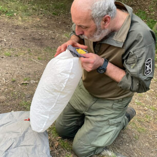 Do vaku lze lehce fouknout ze vzdálenosti cca 20 cm a pak pomocí jeho stlačení nafouknout karimatku MT 900 Air XL