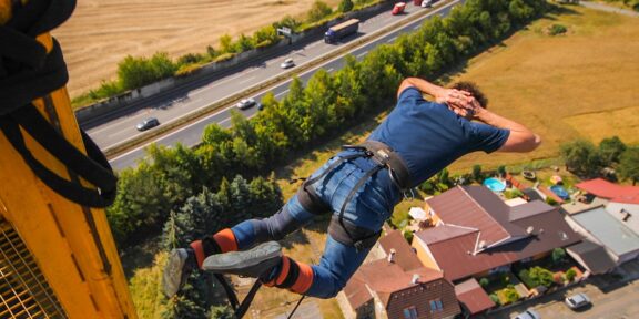 Bungee jumping: je lepší skočit si z mostu, televizní věže nebo jeřábu?