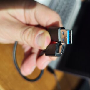 V balení najdete kabel k připojení k USB-A portu-1