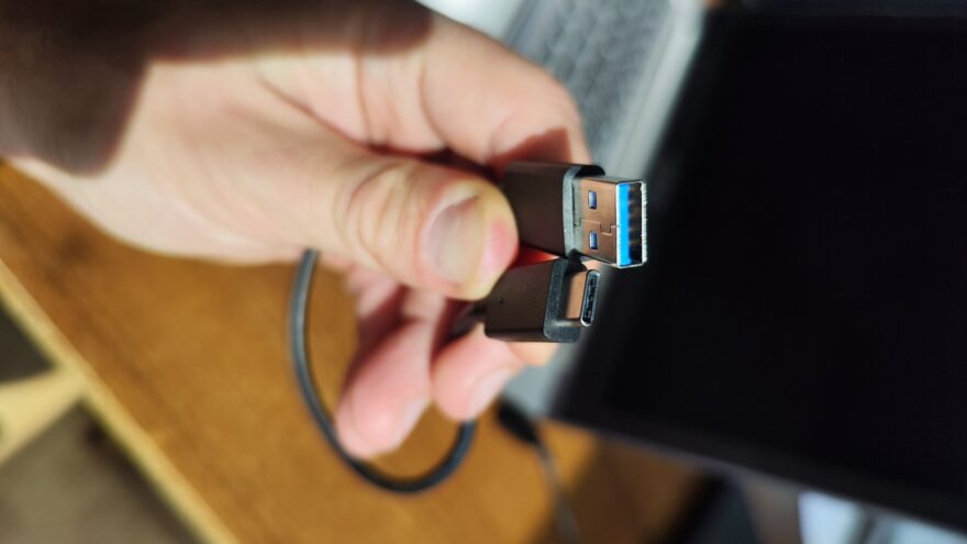 V balení najdete kabel k připojení k USB-A portu-1