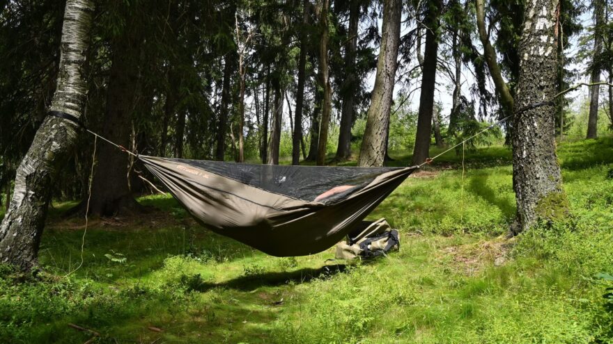 Hamaka FLYHAMAK OUTDOOR I se zapnutou moskytiérou