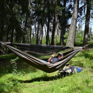 Moskytiéra se rozepíná po celé délce hamaky FLYHAMAK OUTDOOR I