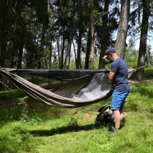 Osobně preferuji pro spaní v hamace pěnovou karimatku či underqulit - FLYHAMAK OUTDOOR I