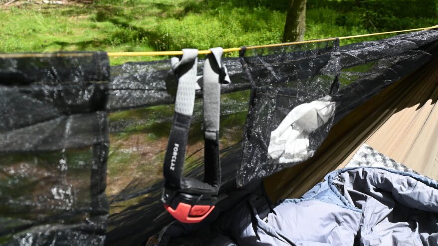 Zavěšení čelovky na extra šňůru vedoucí vrchem hamaky - FLYHAMAK OUTDOOR I