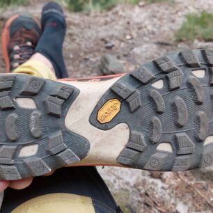 Detail podrážky Vibram®TC5+ s výrazným vzorkem, který vás podrží v terénu - MERRELL MOAB SPEED 2