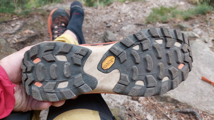 Detail podrážky Vibram®TC5+ s výrazným vzorkem, který vás podrží v terénu - MERRELL MOAB SPEED 2