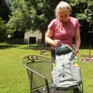 Rychlá obsluha batohu - horní víko s kapsou, pod ním hlavní kapsa na zip a dvě boční kapsy na pití