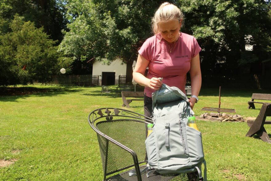 Rychlá obsluha batohu - horní víko s kapsou, pod ním hlavní kapsa na zip a dvě boční kapsy na pití