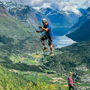 Visutý žebřík Stigull o 120 schodech je adrenalinovým zpestřením ferraty Loen v Norsku. Foto Kjersti Kvamme