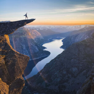 Skalní útvar Trolltunga ční ve výšce asi 700 metrů nad hladinou jezera Ringedalsvatnet.