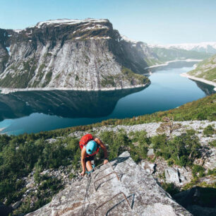 Jednoznačně nejdobrodružnější výstup ikonickému skalnímu monolitu Trolltunga představuje ferrata Trolltunga. Foto Trolltunga Active