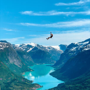 Sestup z ferraty Loen můžeš nahradit adrenalinovým sjezdem po zip-line.