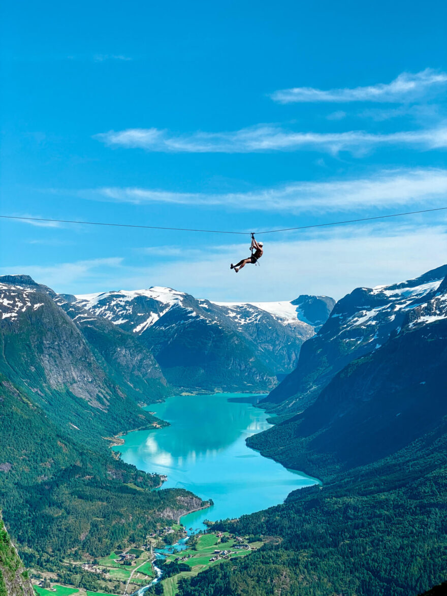 Sestup z ferraty Loen můžeš nahradit adrenalinovým sjezdem po zip-line.