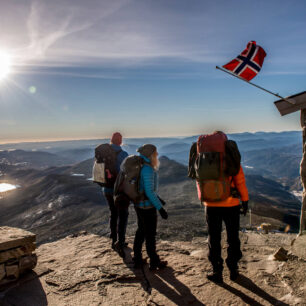 Norský turistický spolek (DNT) spravuje hustou síť více než 550 chat po celém Norsku, které poskytují zázemí pro vícedenní treky.